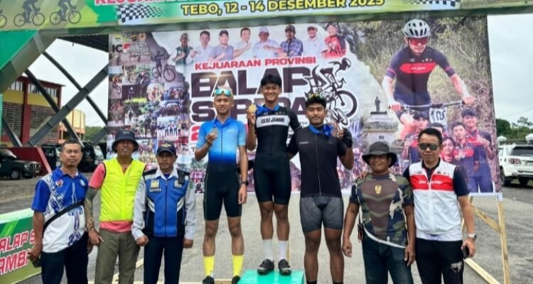 Foto bersama usai penyerahan medali kepada para pemenang lomba Foto bersama usai penyerahan medali kepada para pemenang lomba