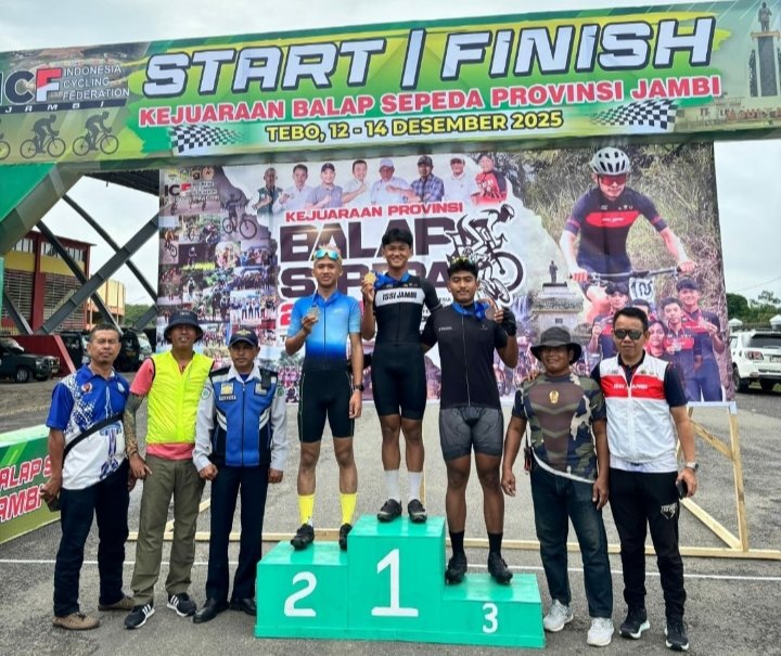 Foto bersama usai penyerahan medali kepada para pemenang lomba