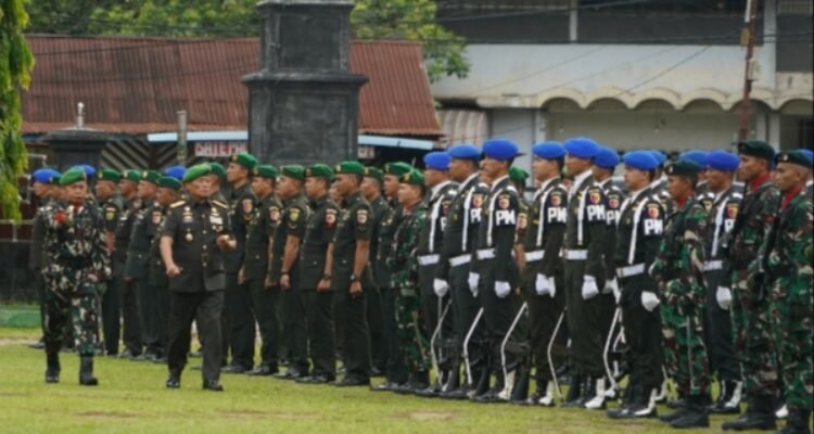 Danrem 042/Gapu Brigjen TNI Heri Purwanto memeriksa pasukan upacara Peringatan Hari Juang TNI Angkatan Darat ke-80 Tahun 2025, di lapangan upacara Makorem 042/Gapu Danrem 042/Gapu Brigjen TNI Heri Purwanto memeriksa pasukan upacara Peringatan Hari Juang TNI Angkatan Darat ke-80 Tahun 2025, di lapangan upacara Makorem 042/Gapu