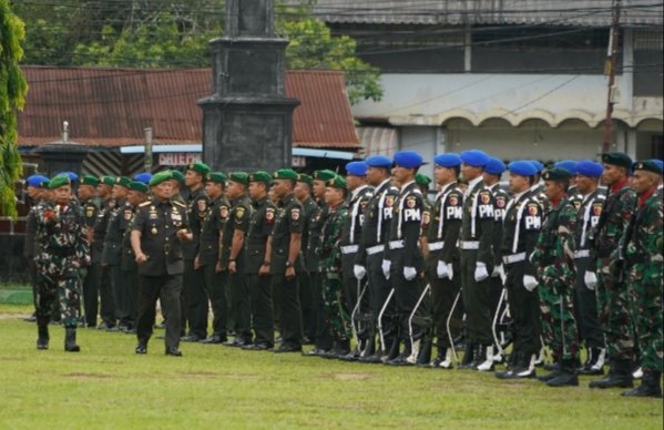 Danrem 042/Gapu Brigjen TNI Heri Purwanto memeriksa pasukan upacara Peringatan Hari Juang TNI Angkatan Darat ke-80 Tahun 2025, di lapangan upacara Makorem 042/Gapu