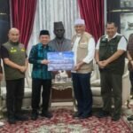 Gubernur Jambi, Al Haris menyerahkan langsung bantuan kemanusiaan Provinsi Jambi kepada Pemerintah Provinsi Sumatera Barat untuk korban banjir bandang dan longsor Gubernur Jambi, Al Haris menyerahkan langsung bantuan kemanusiaan Provinsi Jambi kepada Pemerintah Provinsi Sumatera Barat untuk korban banjir bandang dan longsor