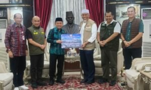 Gubernur Jambi, Al Haris menyerahkan langsung bantuan kemanusiaan Provinsi Jambi kepada Pemerintah Provinsi Sumatera Barat untuk korban banjir bandang dan longsor Gubernur Jambi, Al Haris menyerahkan langsung bantuan kemanusiaan Provinsi Jambi kepada Pemerintah Provinsi Sumatera Barat untuk korban banjir bandang dan longsor