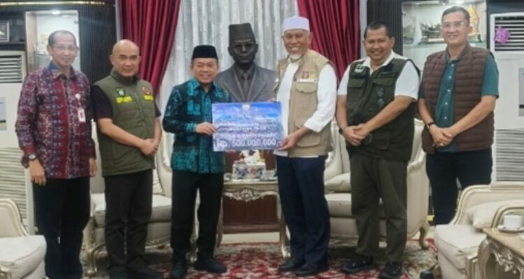 Gubernur Jambi, Al Haris menyerahkan langsung bantuan kemanusiaan Provinsi Jambi kepada Pemerintah Provinsi Sumatera Barat untuk korban banjir bandang dan longsor Gubernur Jambi, Al Haris menyerahkan langsung bantuan kemanusiaan Provinsi Jambi kepada Pemerintah Provinsi Sumatera Barat untuk korban banjir bandang dan longsor