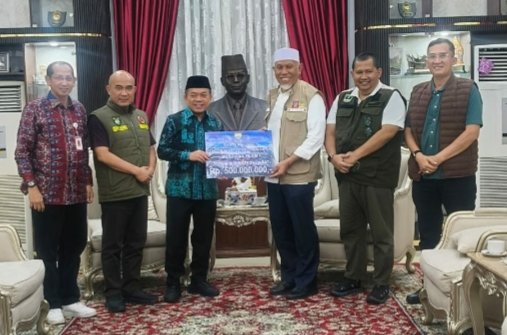 Gubernur Jambi, Al Haris menyerahkan langsung bantuan kemanusiaan Provinsi Jambi kepada Pemerintah Provinsi Sumatera Barat untuk korban banjir bandang dan longsor