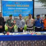 Kalapas IIB Narkotika Muarasabak Muhammad Askari Utomo memperlihatkan barang terlarang yang disita dalam razia