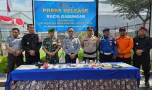 Kalapas IIB Narkotika Muarasabak Muhammad Askari Utomo memperlihatkan barang terlarang yang disita dalam razia