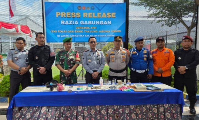 Kalapas IIB Narkotika Muarasabak Muhammad Askari Utomo memperlihatkan barang terlarang yang disita dalam razia