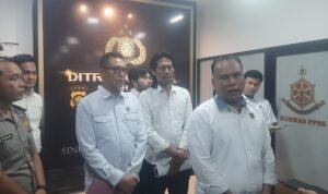 Dirreskrimsus Polda Jambi Kombes Taufik Nurmandia saat memberikan keterangan kepada wartawan