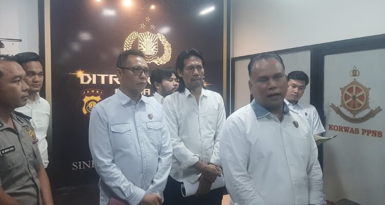 Dirreskrimsus Polda Jambi Kombes Taufik Nurmandia saat memberikan keterangan kepada wartawan