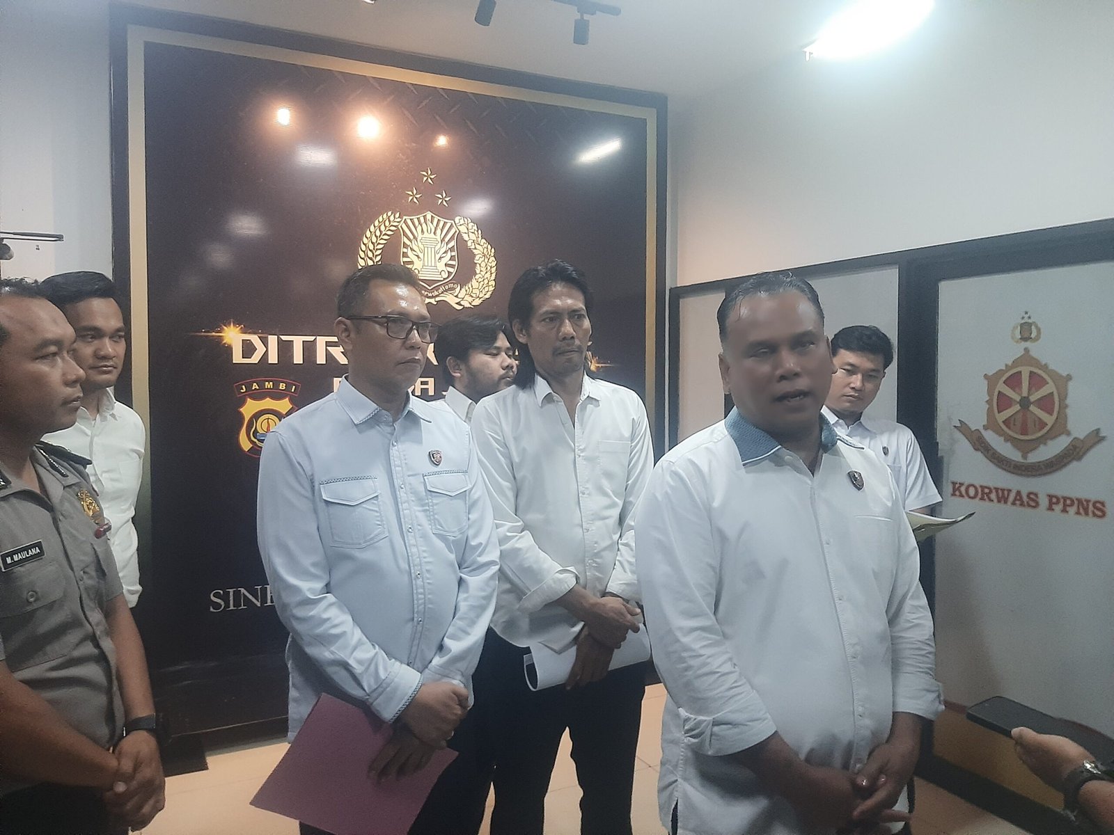 Dirreskrimsus Polda Jambi Kombes Taufik Nurmandia saat memberikan keterangan kepada wartawan