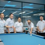 Ketua Umum KONI Mat Sanusi memukul bola sebagai tanda dimulainya Kejurprov Biliar Jambi tahun 2025