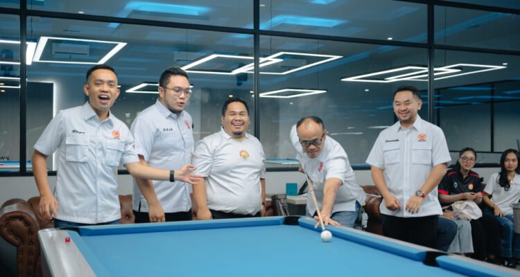 Ketua Umum KONI Mat Sanusi memukul bola sebagai tanda dimulainya Kejurprov Biliar Jambi tahun 2025
