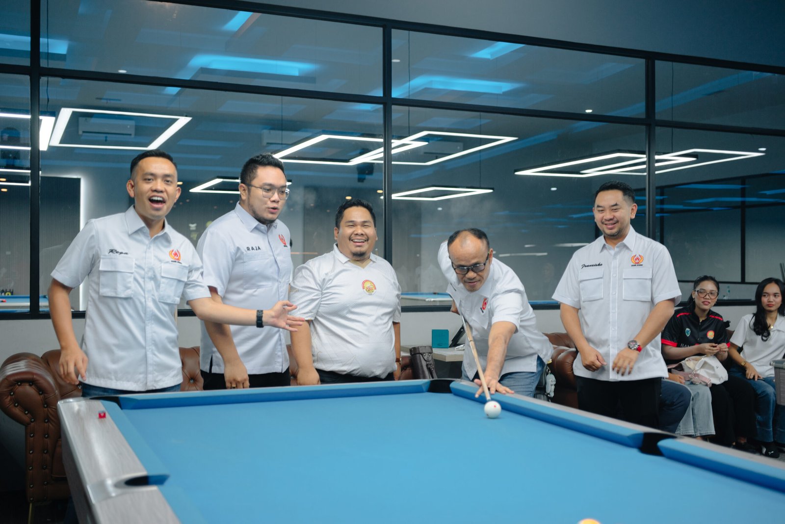 Ketua Umum KONI Mat Sanusi memukul bola sebagai tanda dimulainya Kejurprov Biliar Jambi tahun 2025