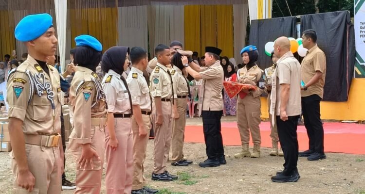 Gubernur Jambi Al Haris saat melantik siswa SMKN Titian Teras Jambi di Kabupaten Bungo