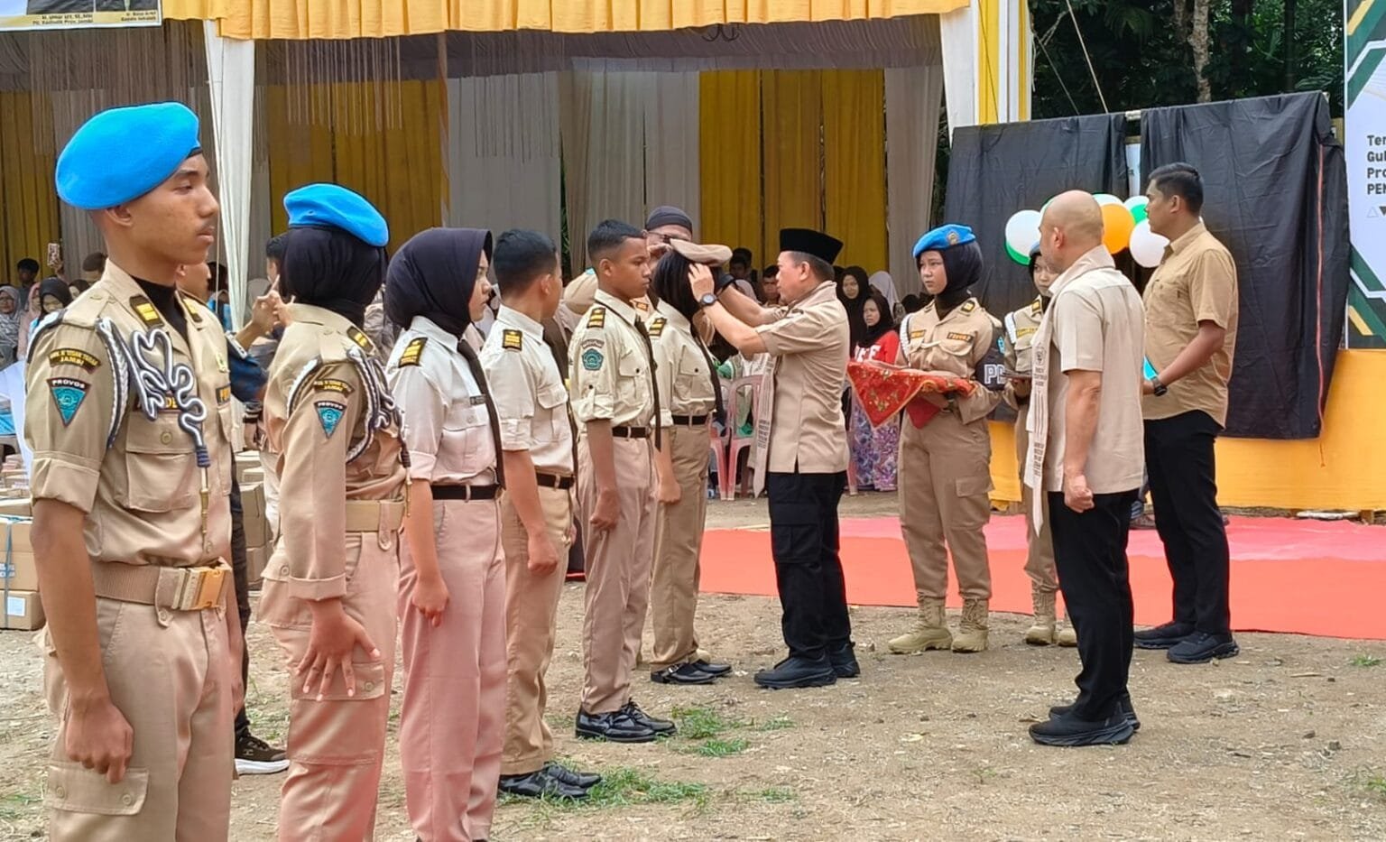 Gubernur Jambi Al Haris saat melantik siswa SMKN Titian Teras Jambi di Kabupaten Bungo