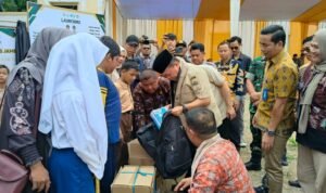 Gubernur Jambi Al Haris menyerahkan perlengkapan sekolah kepada penerima program Dumisake Pendidikan di Kabupaten Bungo Gubernur Jambi Al Haris menyerahkan perlengkapan sekolah kepada penerima program Dumisake Pendidikan di Kabupaten Bungo