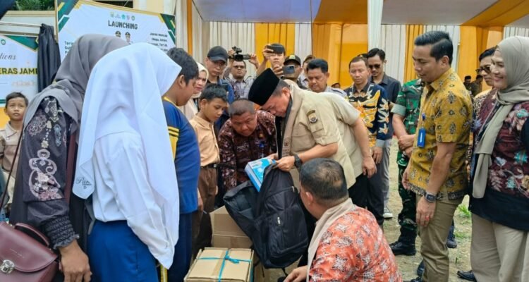 Gubernur Jambi Al Haris menyerahkan perlengkapan sekolah kepada penerima program Dumisake Pendidikan di Kabupaten Bungo