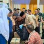 Gubernur Jambi Al Haris menyerahkan perlengkapan sekolah kepada penerima program Dumisake Pendidikan di Kabupaten Bungo