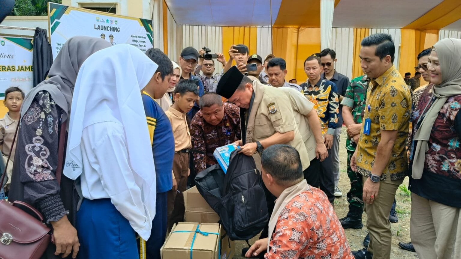 Gubernur Jambi Al Haris menyerahkan perlengkapan sekolah kepada penerima program Dumisake Pendidikan di Kabupaten Bungo
