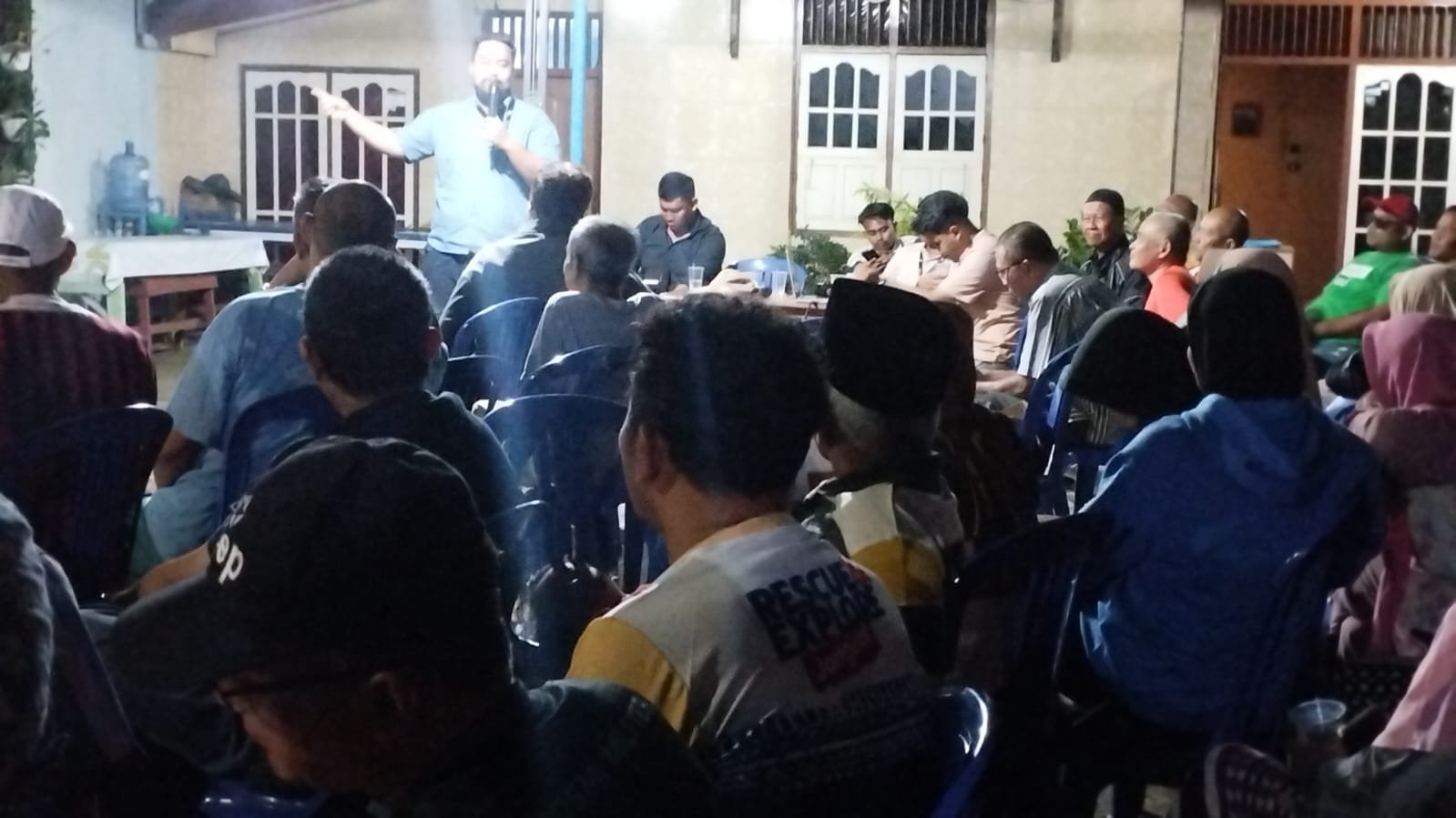 Warga Kelurahan Suka Karya saat endeklarasikan perlawanan menolak penetapan pemukiman mereka sebagai zona merah Pertamina EP Rokan Jambi