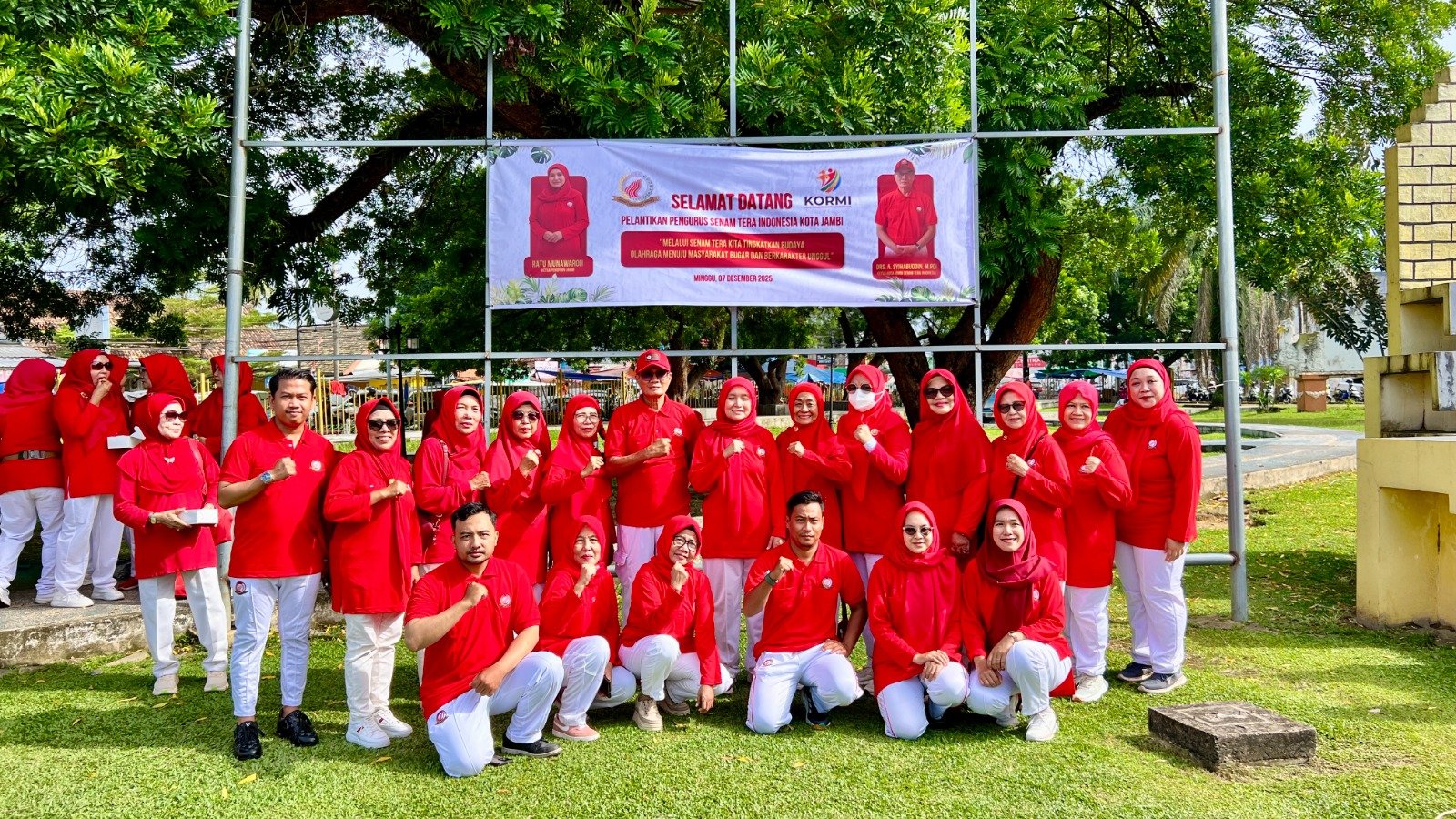 Pengurus Senam Tera Indonesia (STI) Kota Jambi foto bersama usai pelantikan