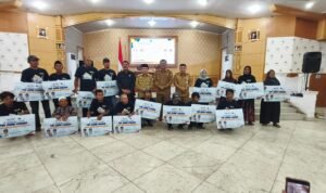Gubernur Jambi Al Haris foto bersama warga Tanjab Barat penerima bantuan Pemerintah Provinsi Jambi Gubernur Jambi Al Haris foto bersama warga Tanjab Barat penerima bantuan Pemerintah Provinsi Jambi
