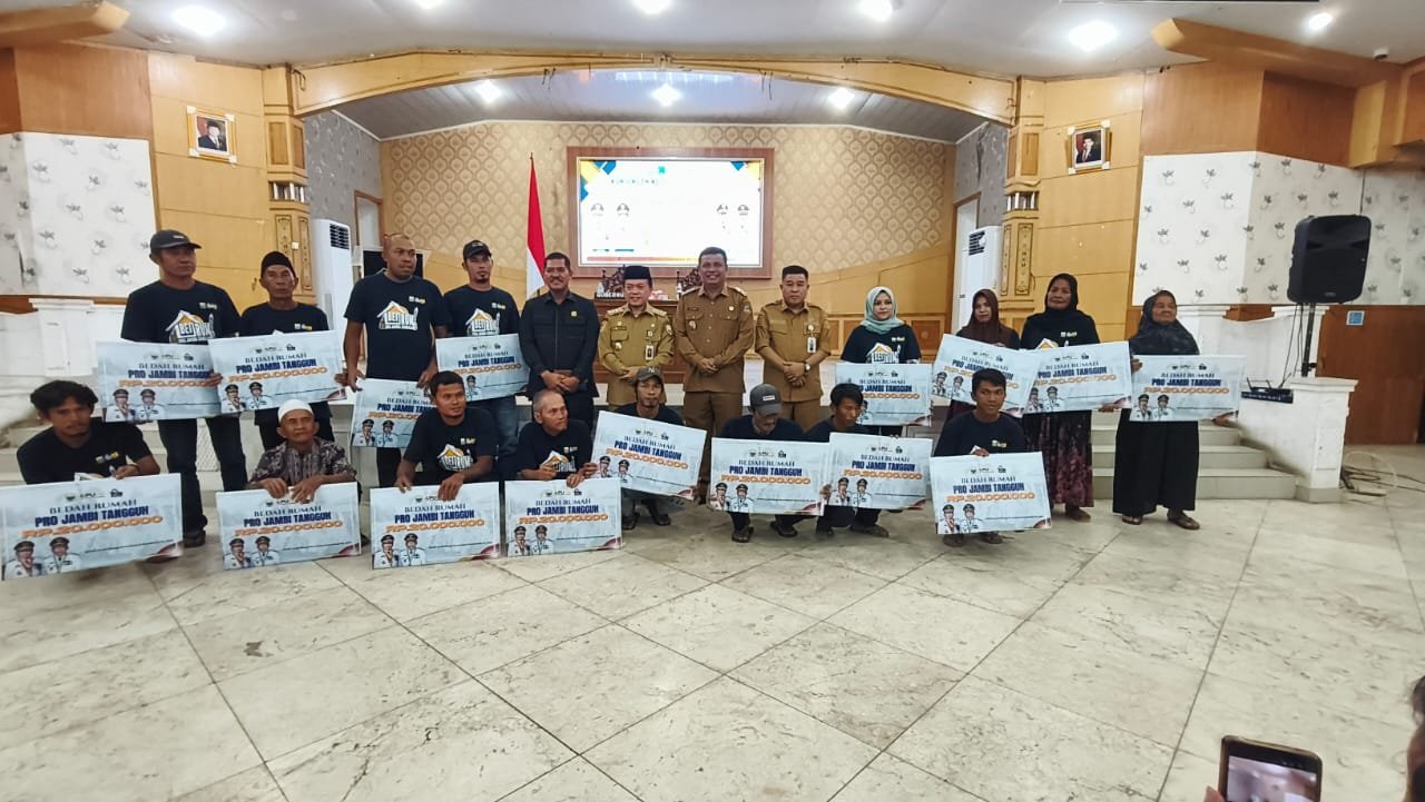 Gubernur Jambi Al Haris foto bersama warga Tanjab Barat penerima bantuan Pemerintah Provinsi Jambi