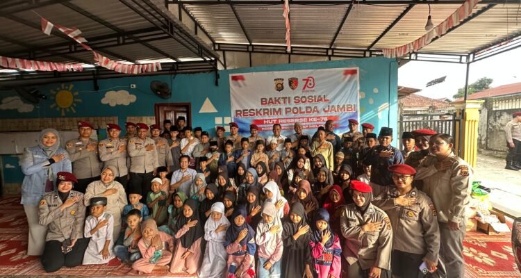 Dirreskrimsus Polda Jambi Kombes Taufik Nurmandia foto bersama anak yatim dari Yayasan Cinta Harapan Yatim Rumah Cahaya