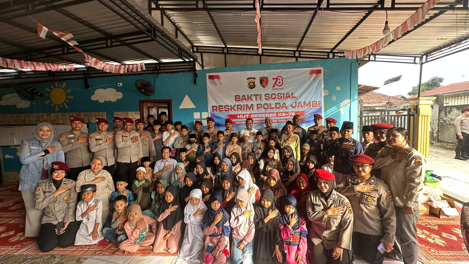 Dirreskrimsus Polda Jambi Kombes Taufik Nurmandia foto bersama anak yatim dari Yayasan Cinta Harapan Yatim Rumah Cahaya