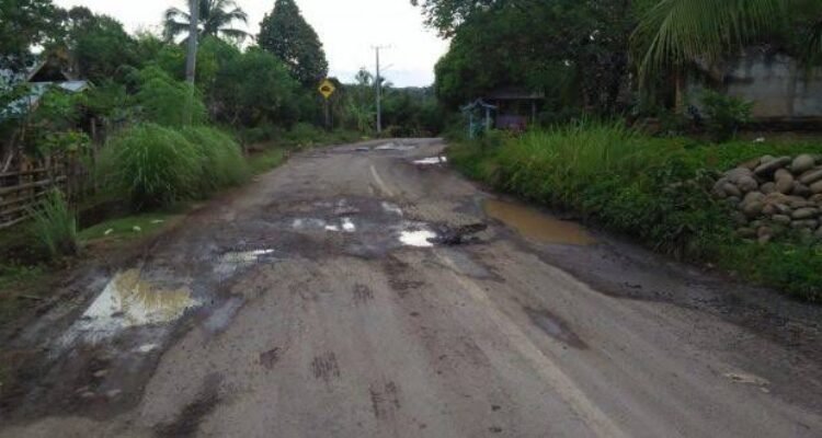 Salah satu titik jalan menuju Jangkat yang butuh perbaikan