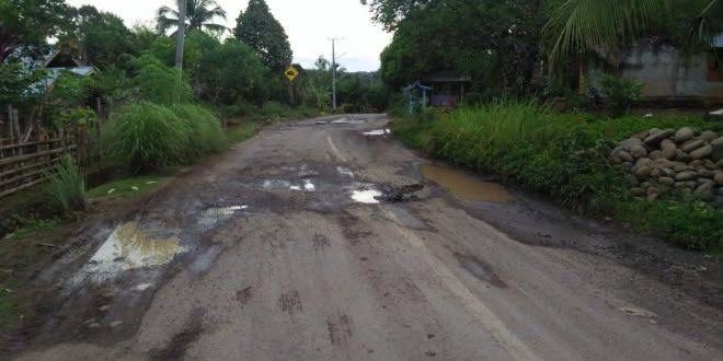 Salah satu titik jalan menuju Jangkat yang butuh perbaikan