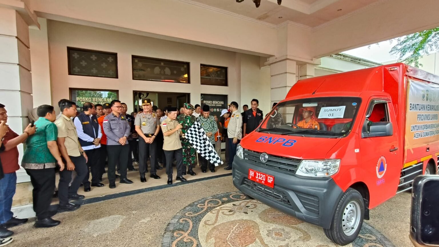 Gubernur Jambi Al Haris saat melepas keberangkatan bantuan kemanusiaan untuk korban bencana di Sumatera Utara, Sumatera Barat dan Aceh