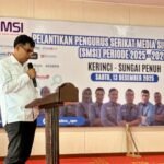 Ketua SMSI Provinsi Jambi Muhtadi Putra Nusa membacakan naskah pelantikan pengurus SMSI Kerinci - Sungai Penuh Ketua SMSI Provinsi Jambi Muhtadi Putra Nusa membacakan naskah pelantikan pengurus SMSI Kerinci - Sungai Penuh