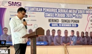 Ketua SMSI Provinsi Jambi Muhtadi Putra Nusa membacakan naskah pelantikan pengurus SMSI Kerinci - Sungai Penuh Ketua SMSI Provinsi Jambi Muhtadi Putra Nusa membacakan naskah pelantikan pengurus SMSI Kerinci - Sungai Penuh
