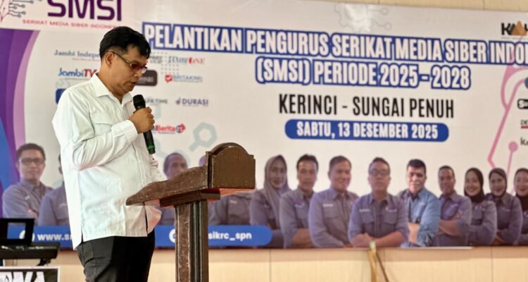 Ketua SMSI Provinsi Jambi Muhtadi Putra Nusa membacakan naskah pelantikan pengurus SMSI Kerinci - Sungai Penuh Ketua SMSI Provinsi Jambi Muhtadi Putra Nusa membacakan naskah pelantikan pengurus SMSI Kerinci - Sungai Penuh