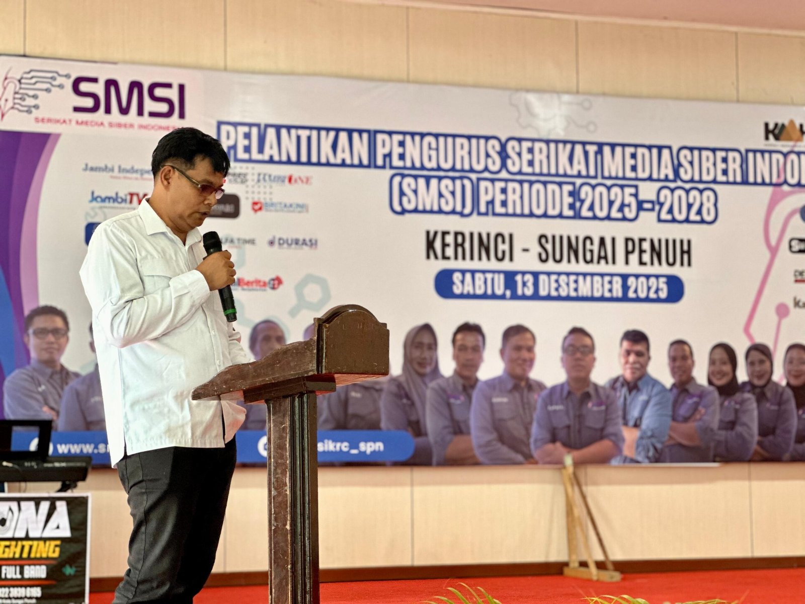 Ketua SMSI Provinsi Jambi Muhtadi Putra Nusa membacakan naskah pelantikan pengurus SMSI Kerinci - Sungai Penuh