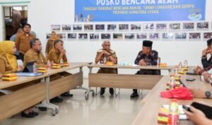 Wagub Abdullah Sani saat menyerahkan bantuan Pemerintah Provinsi (Pemprov) Jambi untuk korban bencana kepada Wagub Sumut, Surya Wagub Abdullah Sani saat menyerahkan bantuan Pemerintah Provinsi (Pemprov) Jambi untuk korban bencana kepada Wagub Sumut, Surya