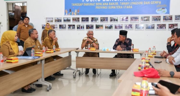 Wagub Abdullah Sani saat menyerahkan bantuan Pemerintah Provinsi (Pemprov) Jambi untuk korban bencana kepada Wagub Sumut, Surya Wagub Abdullah Sani saat menyerahkan bantuan Pemerintah Provinsi (Pemprov) Jambi untuk korban bencana kepada Wagub Sumut, Surya