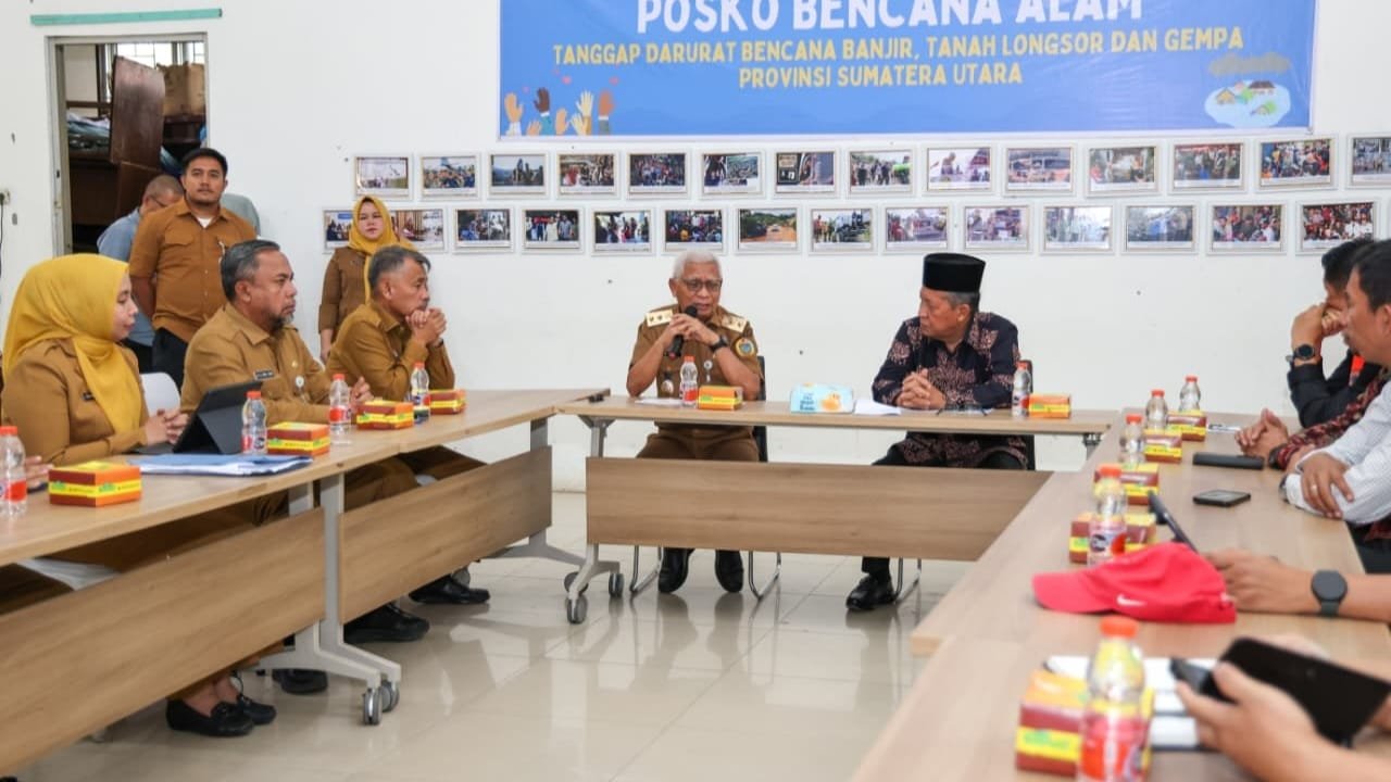 Wagub Abdullah Sani saat menyerahkan bantuan Pemerintah Provinsi (Pemprov) Jambi untuk korban bencana kepada Wagub Sumut, Surya