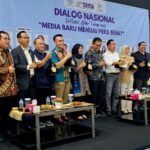 Foto bersama Ketua SMSI Pusat dan pemateri Dialog Nasional Refleksi Akhir Tahun 2025 bertema “Media Baru Menuju Pers Sehat” Foto bersama Ketua SMSI Pusat dan pemateri Dialog Nasional Refleksi Akhir Tahun 2025 bertema “Media Baru Menuju Pers Sehat”