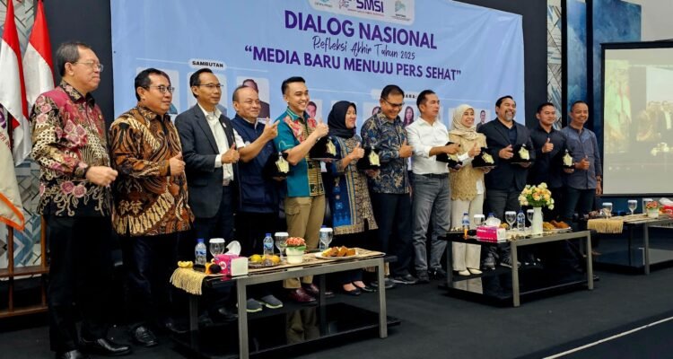 Foto bersama Ketua SMSI Pusat dan pemateri Dialog Nasional Refleksi Akhir Tahun 2025 bertema “Media Baru Menuju Pers Sehat” Foto bersama Ketua SMSI Pusat dan pemateri Dialog Nasional Refleksi Akhir Tahun 2025 bertema “Media Baru Menuju Pers Sehat”