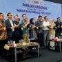 Foto bersama Ketua SMSI Pusat dan pemateri Dialog Nasional Refleksi Akhir Tahun 2025 bertema “Media Baru Menuju Pers Sehat”