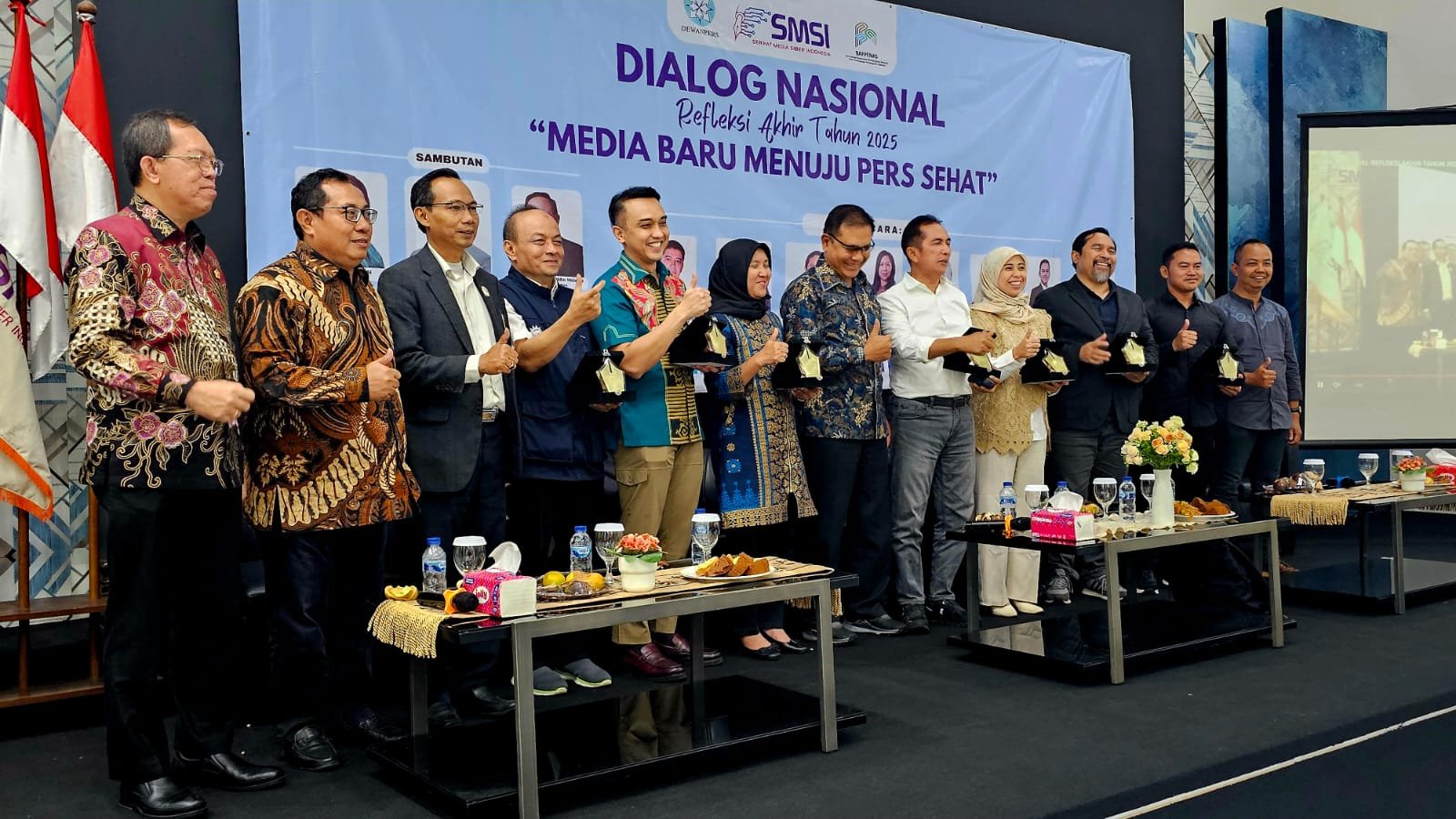 Foto bersama Ketua SMSI Pusat dan pemateri Dialog Nasional Refleksi Akhir Tahun 2025 bertema “Media Baru Menuju Pers Sehat”