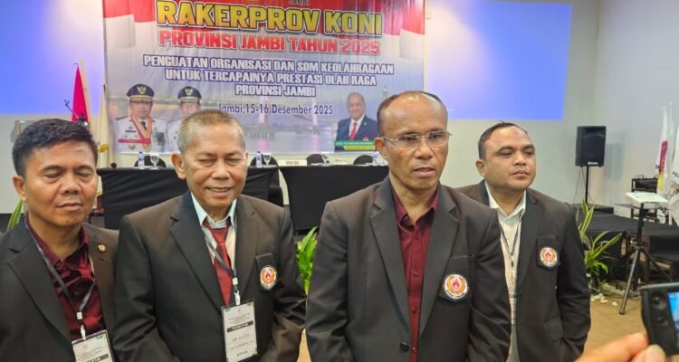 Ketua KONI Provinsi Jambi Mat Sanusi bersama pengurus Ketua KONI Provinsi Jambi Mat Sanusi bersama pengurus