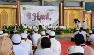 Gubernur Jambi Al Haris saat menghadiri Haul ke-9 Tuan Guru KH Helmi Abdul Majid di Pondok Pesantren Kumpeh Daaru Attauhid, Kabupaten Muarojambi