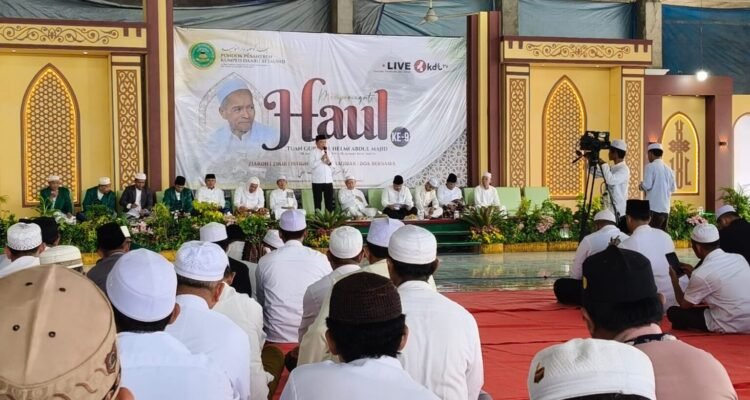 Gubernur Jambi Al Haris saat menghadiri Haul ke-9 Tuan Guru KH Helmi Abdul Majid di Pondok Pesantren Kumpeh Daaru Attauhid, Kabupaten Muarojambi