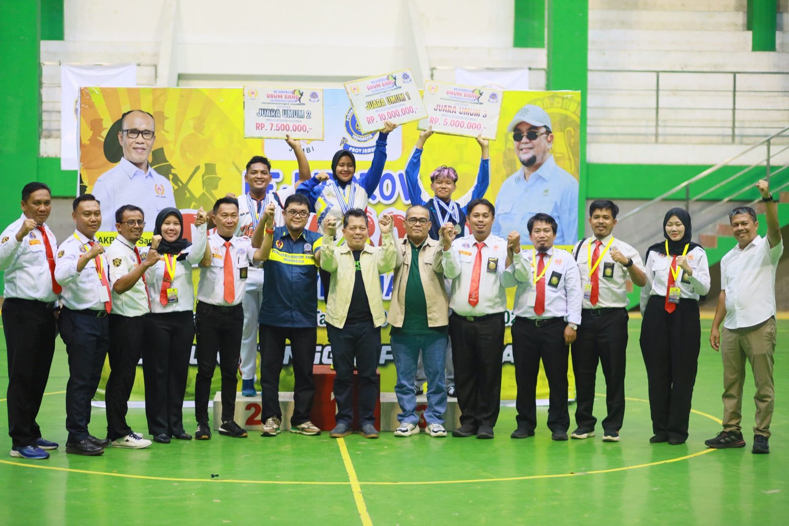 Ketua dan pengurus PDBI Jambi foto bersama pemenang Kejurprov drum band Jambi tahun 2025