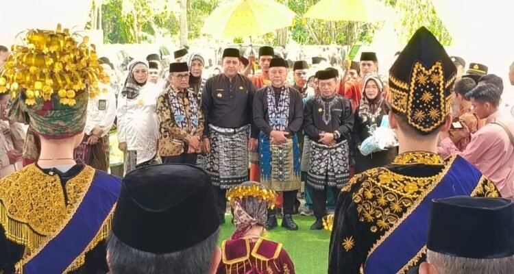 Gubernur Jambi Al Haris mendampingi Menko Pangan Zulkifli Hasan saat menghadiri HUT ke-76 Kabupaten Merangin
