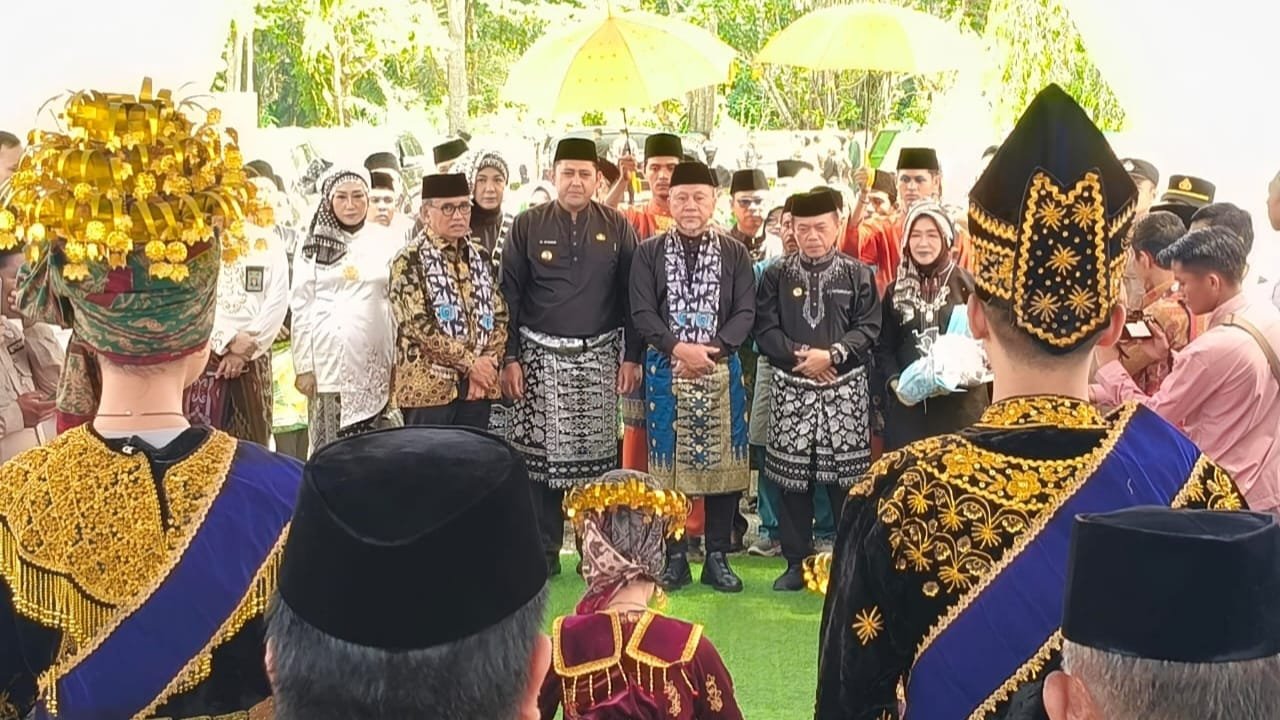 Gubernur Jambi Al Haris mendampingi Menko Pangan Zulkifli Hasan saat menghadiri HUT ke-76 Kabupaten Merangin