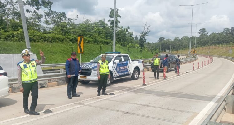 Personel Ditlantas Polda Jambi melakukan patroli dan memperketat pengawasan di jalur krusial jelang puncak mudik Nataru